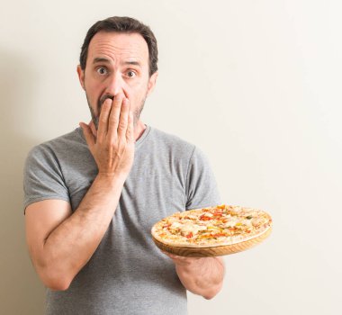 Komuta sizde pizza kapak ağız hata, korku, ifade için utanç ile şok eliyle tutarak sessizlik içinde gizli kavramı korkuttu