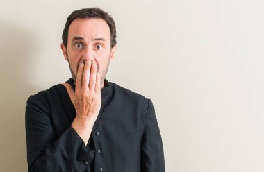 Üst düzey rahip din adamı kapak ağız el için hata, ifade korku, utanç ile şok ile sessizlik içinde gizli kavramı korkuttu