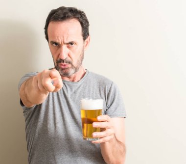 Kıdemli dostum içme bira kamera ve size parmak ile işaret, el işareti, pozitif ve kendinden emin bir jest ön