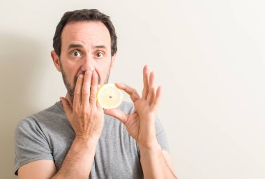 Komuta sizde hata, ifade korku, sessizlik içinde gizli kavramı korkuyor için limon meyve kapak ağız utanç ile şok eliyle tutarak