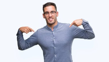 Yüzünde gülümseme ile kendinden emin görünüyorsun, kendini gururlu ve mutlu parmakları ile işaret gözlüklü zarif yakışıklı genç.