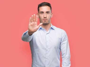 Yakışıklı genç işadamı elin avuç durağı şarkı yapıyor. Negatif ve ciddi bir jest yüz ifadesiyle uyarı.