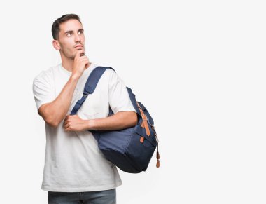 Sırt çantası ciddi bir yüz düşünme hakkında soru, çok karışık fikir tutmak yakışıklı genç