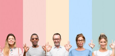 Karışık grup insanlar, kadınlar ve erkekler meditasyon ve gevşeme ifade iki elinle ok işareti jest yapıyor