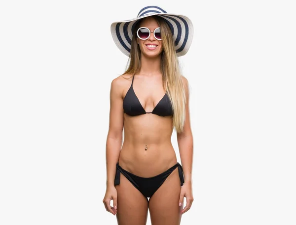 Bella Giovane Donna Che Indossa Bikini Occhiali Sole Cappello Con — Foto Stock