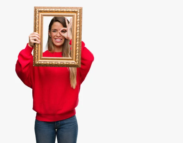Красива Молода Жінка Тримає Старовинну Рамку Щасливим Обличчям Посміхаючись Роблячи — стокове фото