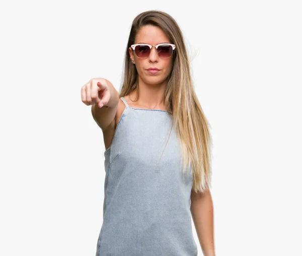 Vacker Ung Kvinna Bär Solglasögon Och Denim Klänning Pekar Med — Stockfoto