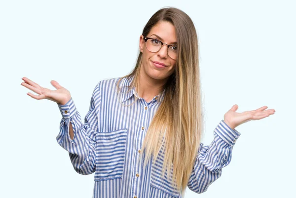 Bella Giovane Donna Che Indossa Camicia Elegante Occhiali Espressione Indiscreta — Foto Stock