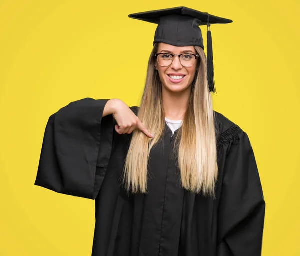 Vacker Ung Kvinna Som Bär Glasögon Och Examen Mantel Med — Stockfoto