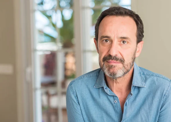 Yakışıklı orta yaş adam akıllı yüzünde ciddi düşünme emin bir ifade ile