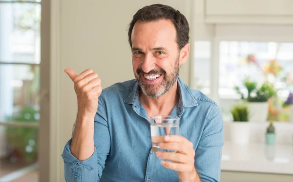 Hombre Mediana Edad Bebiendo Vaso Agua Apuntando Con Mano Dedo —  Fotos de Stock