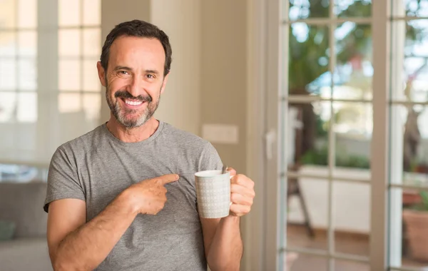 Homem Meia Idade Bebendo Café Uma Xícara Com Cara Surpresa — Fotografia de Stock