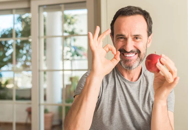 Mann Mittleren Alters Isst Gesunden Roten Apfel Tut Zeichen Mit — Stockfoto