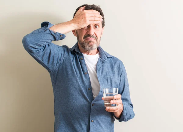 Senior Man Dricksvatten Ett Glas Som Betonade Med Handen Huvudet — Stockfoto