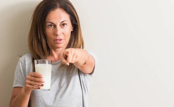 Frau Mittleren Alters Trinkt Ein Glas Frische Milch Und Zeigt — Stockfoto