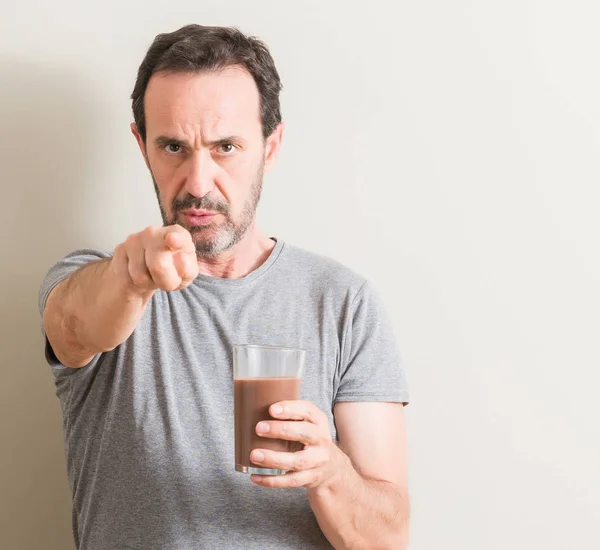 Ανώτερος Άνθρωπος Πίνοντας Σοκολάτα Γάλακτος Κούνημα Δείχνοντας Δάχτυλο Στη Φωτογραφική — Φωτογραφία Αρχείου