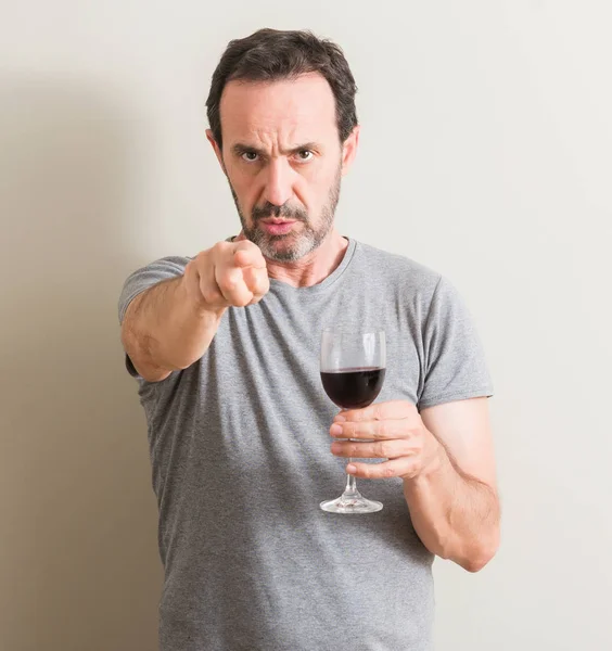 Komuta sizde içme kamera ve size parmak ile işaret bir bardak kırmızı şarap, el işareti, pozitif ve kendinden emin bir jest ön