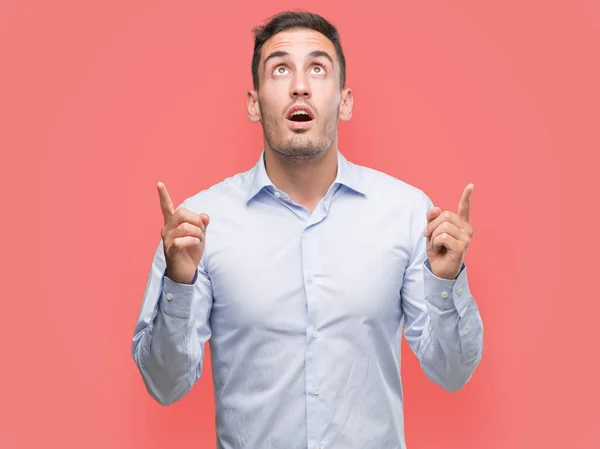 Handsome Young Businessman Amazed Surprised Looking Pointing Fingers Raised Arms — Stock Photo, Image