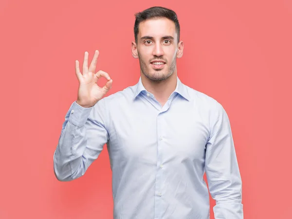 Joven Hombre Negocios Guapo Sonriendo Positiva Haciendo Signo Con Mano —  Fotos de Stock