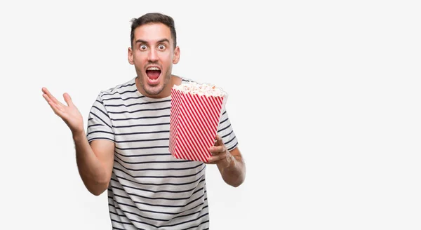 Knappe Jongeman Eten Popcorn Erg Blij Opgewonden Winnaar Expressie Vieren — Stockfoto