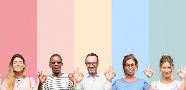 Смешанная группа людей, женщин и мужчин, делающих хорошо знак жеста обеими руками выражая медитацию и расслабление
