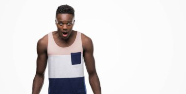 Genç Afro-Amerikan adam şok sürpriz yüzü, korkuyor ve korku ifadesi ile heyecanlı olan korkmuş