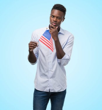 ABD bayrağı hakkında soru, çok düşünme ciddi bir yüz tutan genç Afro-Amerikan adam fikir karışık