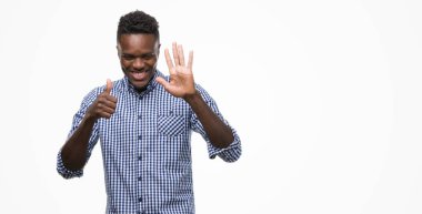 Gösterilen ve parmakları ile işaret eden oktan yukarı mavi gömlek giymiş genç Afro-Amerikan adam kendinden emin ve mutlu gülümseyerek süre 6 numara.