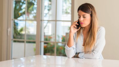 Cep telefonu, evde seyir tutan smartphone, kullanarak tiksinti kadın