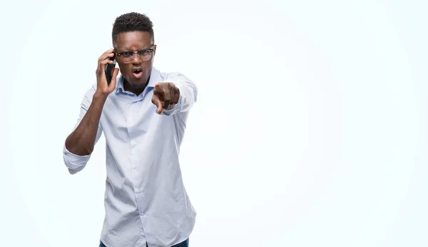 Jonge Afro Amerikaanse Man Met Smartphone Met Vinger Wijzen Naar — Stockfoto