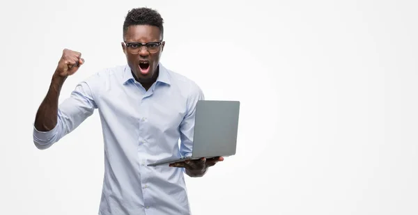 Joven Hombre Negocios Afroamericano Usando Computadora Portátil Molesto Frustrado Gritando — Foto de Stock