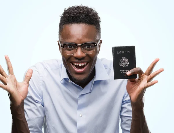 年轻的非洲裔美国人持有美国护照非常高兴和兴奋 优胜者表达庆祝胜利尖叫与大微笑和举手 — 图库照片