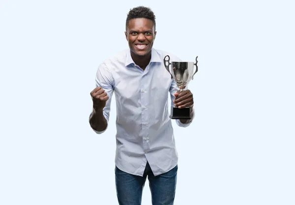 Młody Człowiek African American Trzyma Trofeum Dumny Krzyczy Świętuje Zwycięstwo — Zdjęcie stockowe