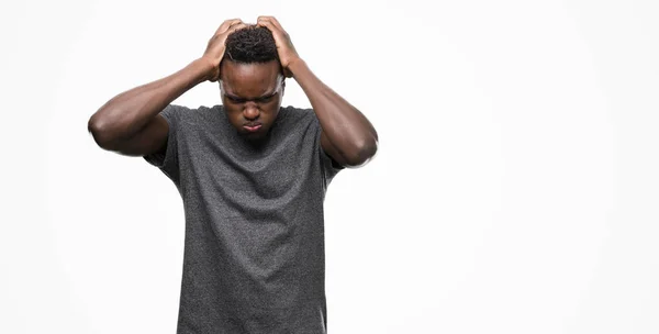 Hombre Afroamericano Joven Con Camiseta Gris Que Sufre Dolor Cabeza — Foto de Stock