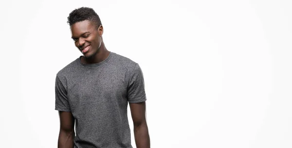 Jovem Afro Americano Vestindo Camiseta Cinza Piscando Olhando Para Câmera — Fotografia de Stock