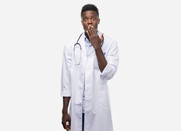 Unga Afroamerikanska Man Klädd Läkare Coat Täcka Munnen Med Handen — Stockfoto