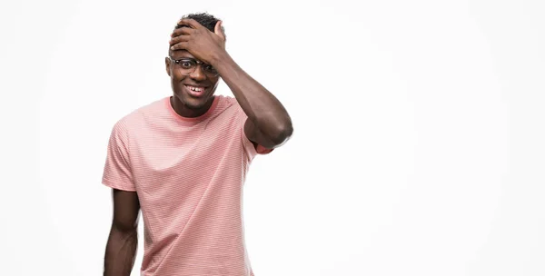年轻的非洲裔美国人穿粉红色 T恤的人惊讶地用手在头上犯错 记住错误 坏记忆概念 — 图库照片