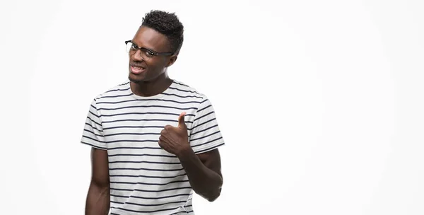 Joven Hombre Afroamericano Con Gafas Camiseta Azul Marino Haciendo Gesto — Foto de Stock