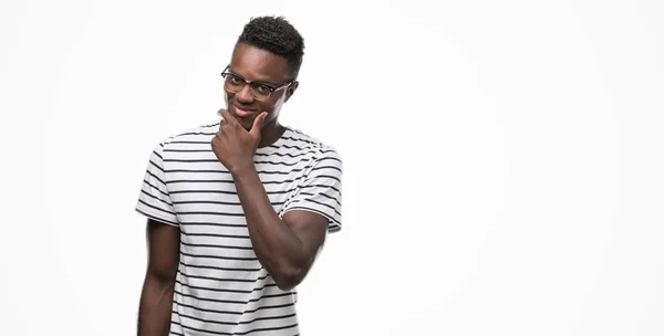 Joven Hombre Afroamericano Con Gafas Camiseta Azul Marino Mirando Confiado —  Fotos de Stock