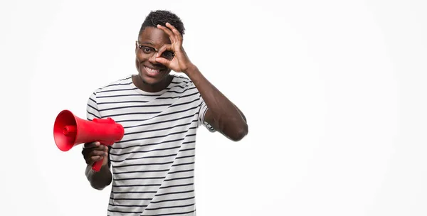 Jovem Afro Americano Segurando Megafone Com Rosto Feliz Sorrindo Fazendo — Fotografia de Stock