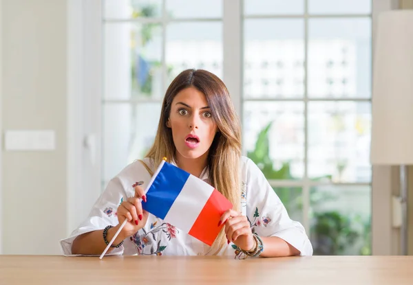 Молодая Женщина Дома Флагом Франции Испуганная Шоке Неожиданным Лицом Напуганная — стоковое фото