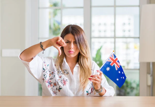 Jeune Femme Maison Tenant Drapeau Australie Avec Visage Colère Signe — Photo