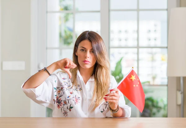 Молодая Женщина Себя Дома Держит Флаг Китая Разгневанным Лицом Негативный — стоковое фото
