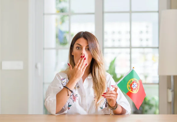 Mujer Joven Casa Sosteniendo Bandera Portugal Cubrir Boca Con Mano —  Fotos de Stock