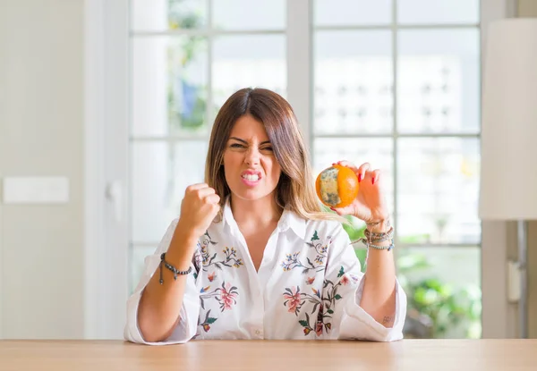 Junge Frau Hause Mit Morscher Orange Genervt Und Frustriert Schreien — Stockfoto