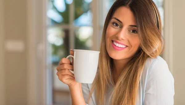 Młoda Piękna Kobieta Uśmiechając Się Trzymając Kubek Kawy Domu — Zdjęcie stockowe
