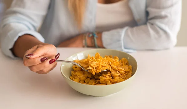 Mujer Joven Desayunando Comiendo Cereales Casa Cerca Concepto Saludable — Foto de Stock