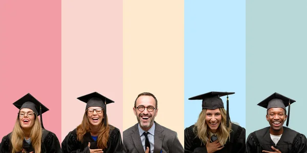 Professor Sênior Com Seus Alunos Pós Graduação Confiante Feliz Com — Fotografia de Stock