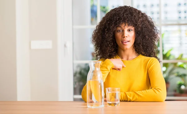 Donna Afroamericana Che Beve Bicchiere Acqua Casa Con Faccia Sorpresa — Foto Stock