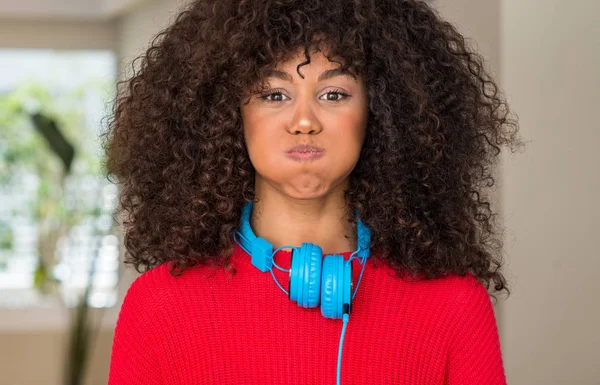 Mujer Afroamericana Con Auriculares Hinchando Mejillas Con Cara Graciosa Boca —  Fotos de Stock